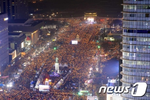 '비선실세' 최순실씨의 국정농단 사건 책임을 물어 박근혜 대통령 퇴진을 요구하는 5차 촛불집회가 서울 광화문 광장과 일대 도로에서 열린 가운데 참가 시민들이 촛불을 들고 행진하고 있다.  © News1 사진공동취재단