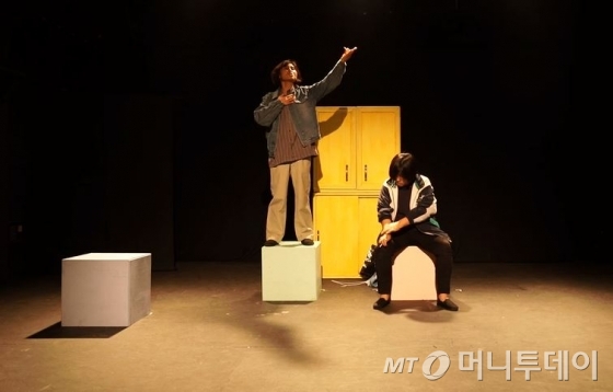 세월호 유가족 엄마들이 모여 꾸린 극단 '노란리본'의 연극 '그와 그녀의 옷장' 공연 모습/ 사진제공=극단 '노란리본'