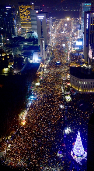 3일 오후 서울 도심 일대에서 진행된 6차 촛불집회에 참가한 시위대가 거리를 가득 메우고 있다. 이날 시위대는 청와대 앞 100m 지점까지 행진했다. 역사상 처음이다. /사진=뉴스1