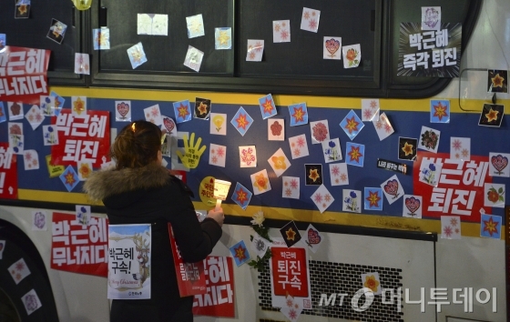 '평화의 상징' 꽃무늬 스티커 차벽에 붙이는 시민들/사진=뉴스1