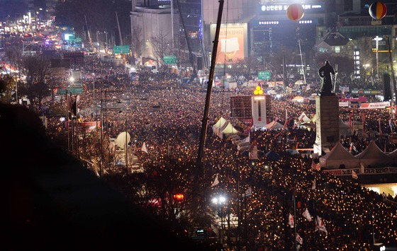  '촛불의 선전포고-박근혜 즉각 퇴진의 날' 6차 촛불집회가 열린 3일 서울 광화문광장에 모인 시민들이 촛불을 밝힌 채 박근혜 대통령의 즉각 퇴진을 요구하고 있다. 박근혜정권퇴진 비상국민행동은 이날 전국에서 212만, 서울에서 160만명 이상의 시민들이 거리로 나왔다고 밝혔다. /사진=뉴스1