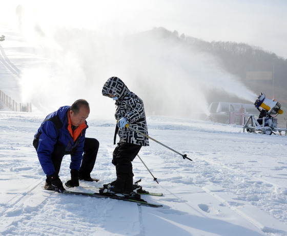 한 아버지가 아들에게 스키 타는 법을 가르치고 있다. /사진=뉴스1
