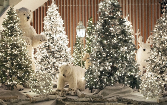 메이필드호텔은 산타 클로스가 아이에게 선물을 배달하는 '크리스마스 패키지'를 준비했다. /사진제공=메이필드호텔