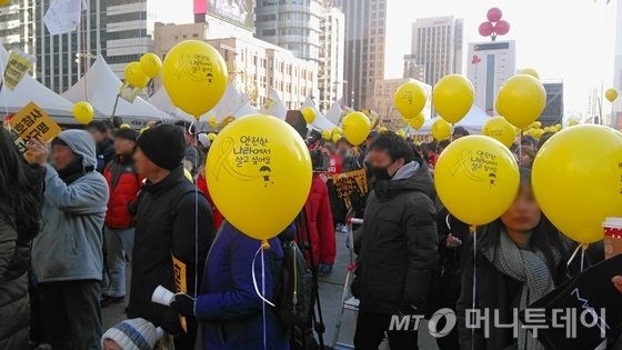 10일 오후 '416세대 문화제'가 열린 광화문광장 남단에 노란 풍선이 흩날리고 있다./ 사진=윤준호 기자