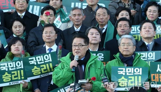  박지원 국민의당 원내대표가 9일 오후 박근혜 대통령 탄핵 소추안 가결 직 후 열린 국민보고대회에서 발언하고 있다. 2016.12.9/뉴스1  