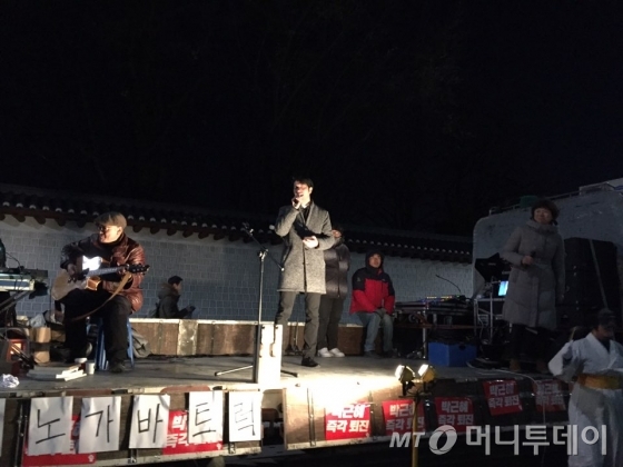 10일 오후 서울 광화문 광장에서 열린 7차 촛불집회에서 '아리랑 목동'을 '하야가'으로 개사한 싱어송라이터 임한빈씨(가운데)가 무대로 개조한 1톤 트럭에서 노래를 불렀다./사진=방윤영 기자