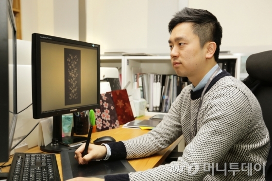 김아진 동국제강 디자인팀 대리가 가전제품에 적용할 꽃무늬 패턴을 살펴보고 있다. /사진=동국제강