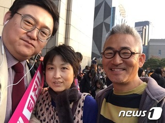 촛불집회에서 제자의 학부모 부부를 우연히 만나 찍었다. 김성수 평론가는 맨 왼쪽. (김성수씨 제공) © News1