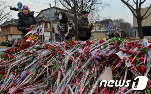 [사진]청와대 앞 대통령을 위한 장미꽃
