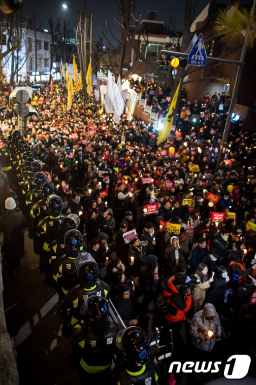 [사진]'황교안 대통령 권한대행 인정못해' 총리공관 향하는 촛불