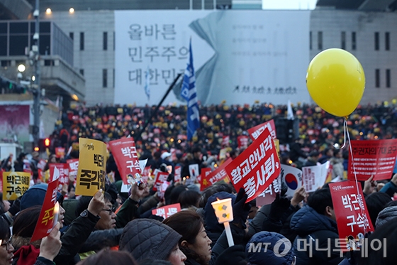 [사진]'정권퇴진' 구호 외치는 참가자들