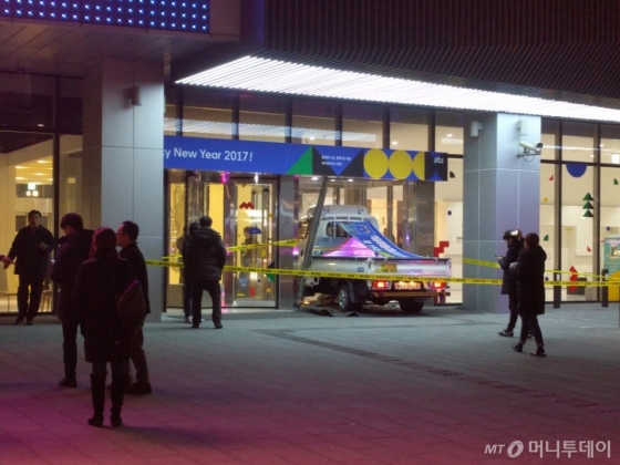 19일 오후 7시25분 서울 마포구 상암동 JTBC사옥에 1톤 트럭이 돌진했다. /사진=독자제공