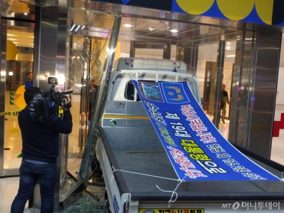 19일 오후 7시25분 서울 마포구 상암동 JTBC 사옥에 1톤 트럭이 돌진했다. /사진=독자제공