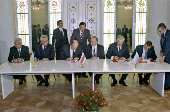 25년 전 오늘(1991년 12월 21일) 사회주의 국가의 맹주 소련(소비에트 사회주의 공화국 연방)이 해체됐다. 사진은 이날 소련 해체와 독립국가연합(CIS) 가입에 서명하는 각국 대표들. / 사진=위키피디아