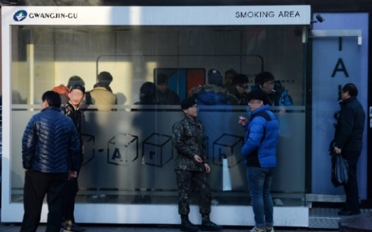 서울 광진구 동서울터미널 인근에 마련된 흡연부스 전경. 흡연자들이 흡연부스 밖에서도 흡연을 하는 모습을 쉽게 볼 수 있다. /사진=스1