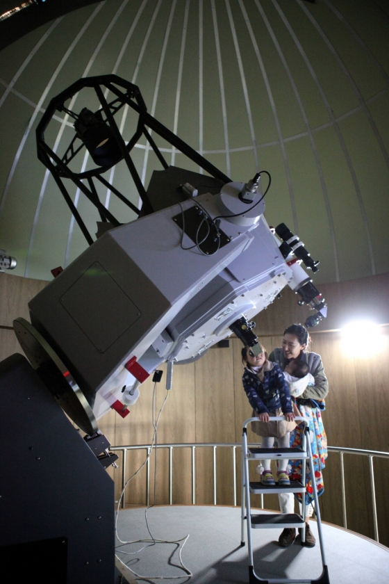 경북 영천시 보현산천문과학관 주관측실에서 아이가 망원경을 통해 하늘의 별을 보고 있다. /사진제공=한국관광공사