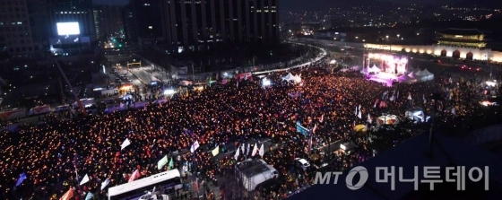 24일 저녁 서울 광화문광장에서 열린 9차 촛불집회에 많은 시민들이 모여 있다./사진=홍봉진 기자