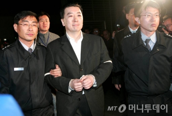 2007년 11월 BBK 사건의 핵심인물 김경준씨가 서울구치소로 이동하기 위해 서울중앙지검을 나서고 있다