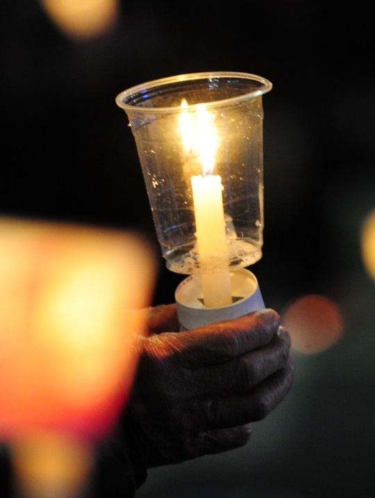 24일 전북 전주시 충경로 사거리에서 열린 제7차 전북도민총궐기에 참가한 한 시민이 촛불이 꺼지지 않게 컵을 씌워 들고 있다./ 사진제공=뉴스1
