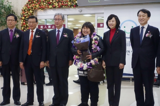 27일 1700만번째로 한국 찾은 일본인 관광객 다카네자와 도모미씨(가운데)가 김포공항에서 유성엽 국회 교문위원장(왼쪽)과 조윤선 문화체육관광부 장관(오른쪽) 등의 환영을 받고 있다. /사진=김유진 기자
