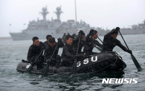 해군 제1함대사령부 구조작전대 장병들이 강원 동해시 송정동 군항기지에서 혹한기 훈련을 하고 있다./사진=뉴시스