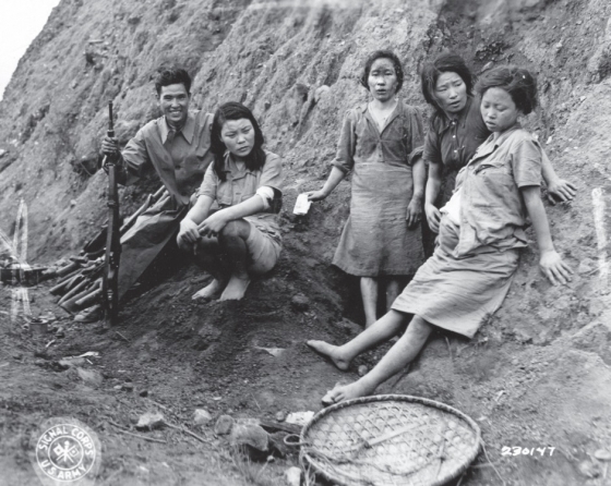 연합군이 송산 위안소에서 살아남은 ‘위안부’ 들과 찍은 사진. 1944년 9월 7일, 햇필드(hatfield)  이병이 촬영한 사진으로 오른쪽 임신한 여성이 박영심이다. 아이는 곧 사산됐다고 한다./사진=서울시