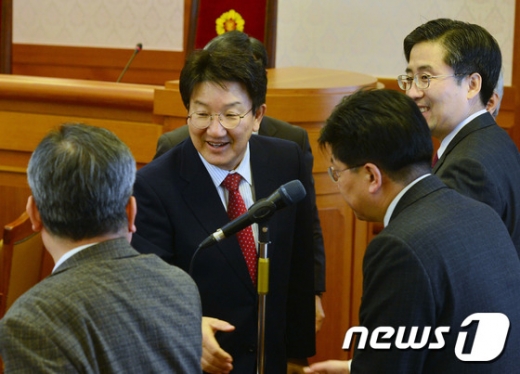 [사진]朴대통령 변호인단과 인사 나누는 권선동