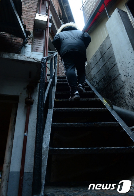 [사진]쪽방촌의 가파른 계단