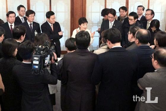 박근혜 대통령이 정유년 새해 첫날인 1일 오후 청와대 상춘재에서 출입기자단과 신년 인사회를 겸한 티타임을 갖고 참석자들의 질문에 답하고 있다. /사진제공=청와대. 뉴스1