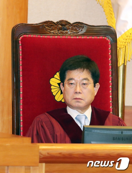 [사진]헌재 1차변론기일에 자리한서기석 재판관