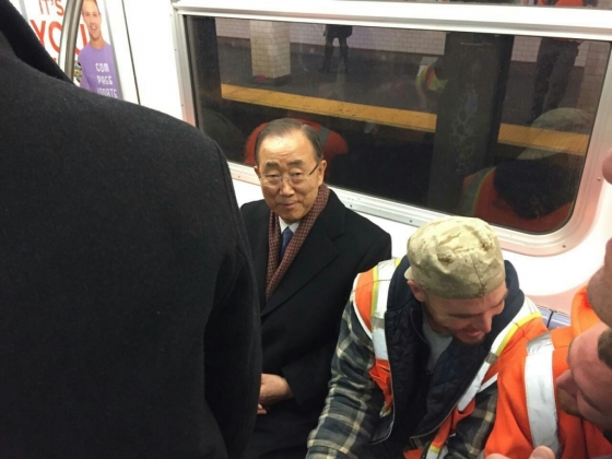 반기문 유엔 사무총장이 지난해 12월13일(현지시간) 빌 더블라지오 뉴욕시장과 면담을 위해 뉴욕 지하철을 타고 이동하고 있다./사진제공=유엔