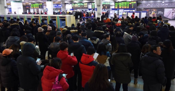 10일 오전 올해 설날연휴 한국철도공사(코레일·KORAIL)  KTX 등 열차티켓을 구입하기 위해 시민들이 기다리고 있다. / 사진=뉴시스