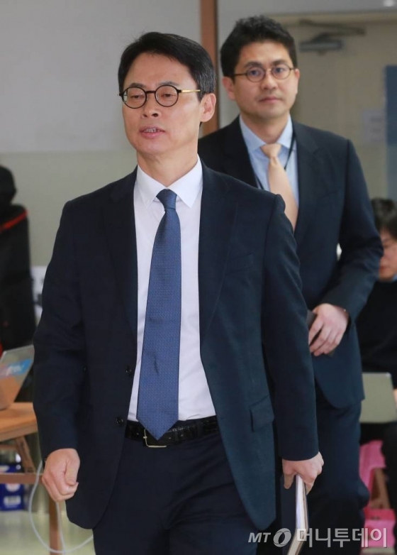 이규철 특검 대변인이 12일 오후 서울 대치동 특검사무실에서 브리핑하고 있다.