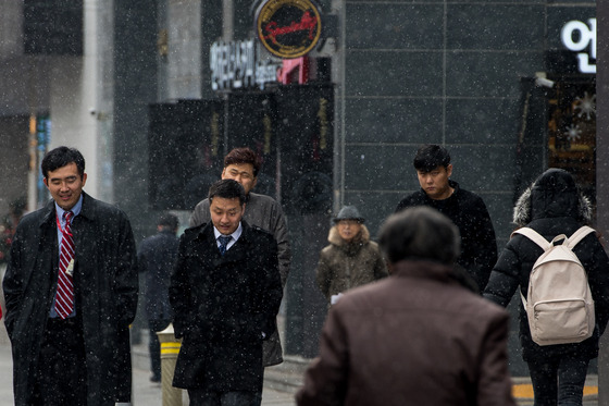 눈이 내리는 13일 오전 서울 시내에서 시민들이 눈을 맞으며 발걸음을 재촉하고 있다. /사진=뉴스1