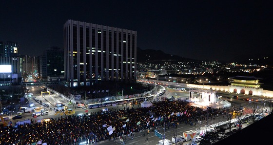 12차 촛불집회가 열린 14일 서울 광화문광장에서 참가자들이 박근혜 대통령 즉각 퇴진과 조기 탄핵을 촉구하고 있다./ 사진제공=뉴스1