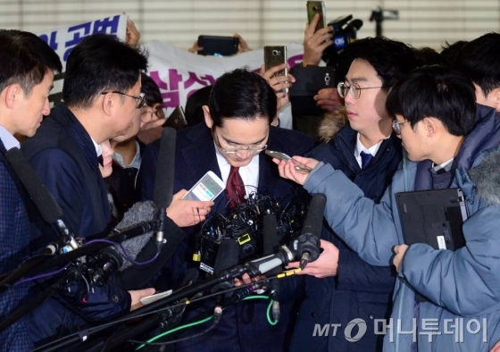 이재용 삼성그룹 부회장이 지난 12일 서울 강남 특검사무실에 피의자신분으로 소환 기자들의 질문세례를 받고있다./홍봉진기자 honggga@
