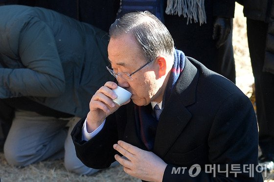 반기문 전 유엔사무총장이 지난 14일 오전 고향인 충북 음성군 원남면 행치마을을 방문해 선친의 묘에 성묘한 뒤 음복하고 있다. /사진=뉴스1
