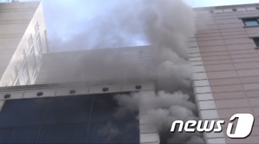 17일 오후 1시4분쯤 서울 용산구의 한 오피스텔에서 불이 나 15분 만에 진화됐다.(용산소방서 제공) © News1
