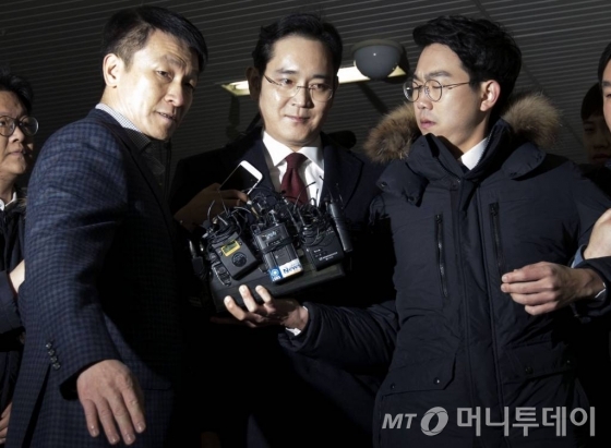 이재용 삼성전자 부회장이 12일 오전 서울 대치동 특검사무실에 피의자 신분으로 소환되고 있다.
