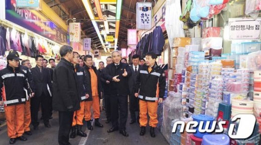[사진]이성호 차관, 설연휴 대비 전통시장 점검