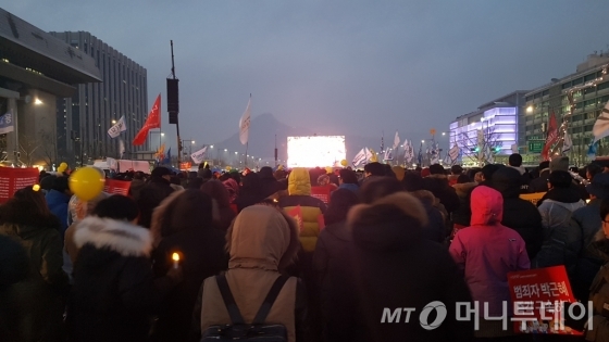 21일 오후 서울 광화문 광장에서 박근혜 대통령 퇴진을 요구하는 13차 촛불집회가 열리고 있다. /사진=김민중 기자