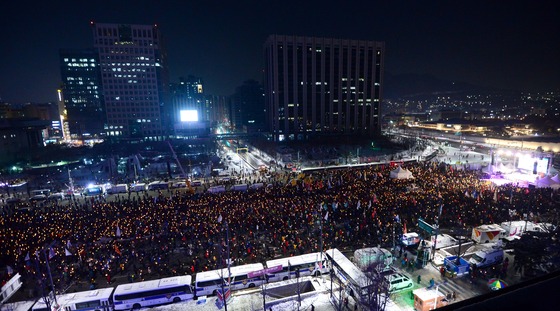 21일 오후 서울 광화문 광장에서 열린 박근혜 대통령 퇴진을 요구하는 '13차 촛불집회' 참가자들이 촛불을 들고 있다./사진=뉴스1