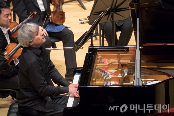 헝가리 피아니스트 데죄 란키는 리스트의 피아노협주곡 1번을 연주했다. 30년 만에 내한한 그에게선 노련함이 묻어났다. /사진제공=서울시립교향악단