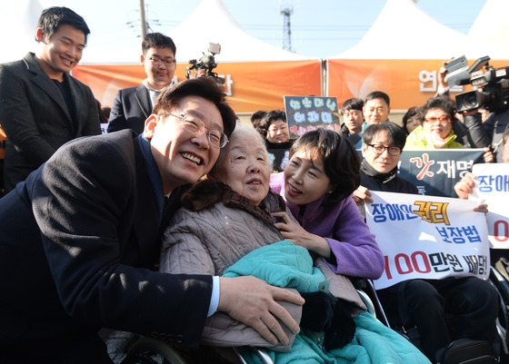  이재명 성남시장이 23일 오전 경기도 성남시 중원구 오리엔트시계 사옥 앞에서 대선 출마 선언을 하기에 앞서 어머니를 안아주고 있다. /사진=뉴스1