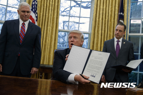 도널드 트럼프 미국 대통령이 지난 23일 백악관 대통령 집무실에서 환태평양경제동반자협정(TPP)을 탈퇴한다는 내용의 행정명령에 서명하고 있다. / 사진=뉴시스