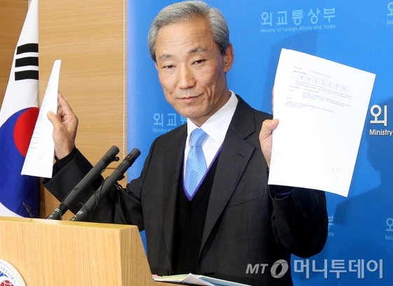 2007년 김종훈 전 한미FTA 통상교섭본부장이 한미 FTA 타결에 대한 공식 발표를 하고 있다. / 사진= 홍봉진 기자