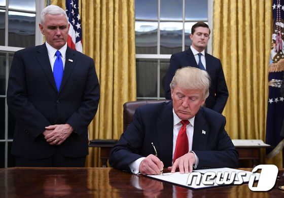 도널드 트럼프 미국 대통령이 23일(현지시간) 백악관에서 환태평양경제동반자협정(TPP) 탈퇴를 위한 행정명령에 서명하고 있다./사진=뉴스1, AFP