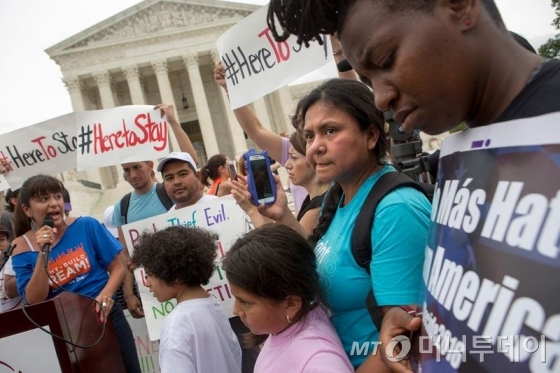 도널드 트럼프 미국 대통령의 반 이민 정책에 항의하는 미국 이민자들 /사진=블룸버그