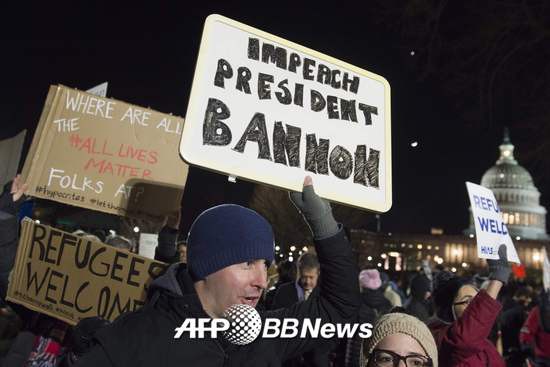 30일(현지시간) 미국 워싱턴DC 대법원 앞에서 시민들이 도널드 트럼프 미국 대통령의 반이민 행정명령에 반대하는 시위를 벌이고 있다./AFPBBNews=뉴스1