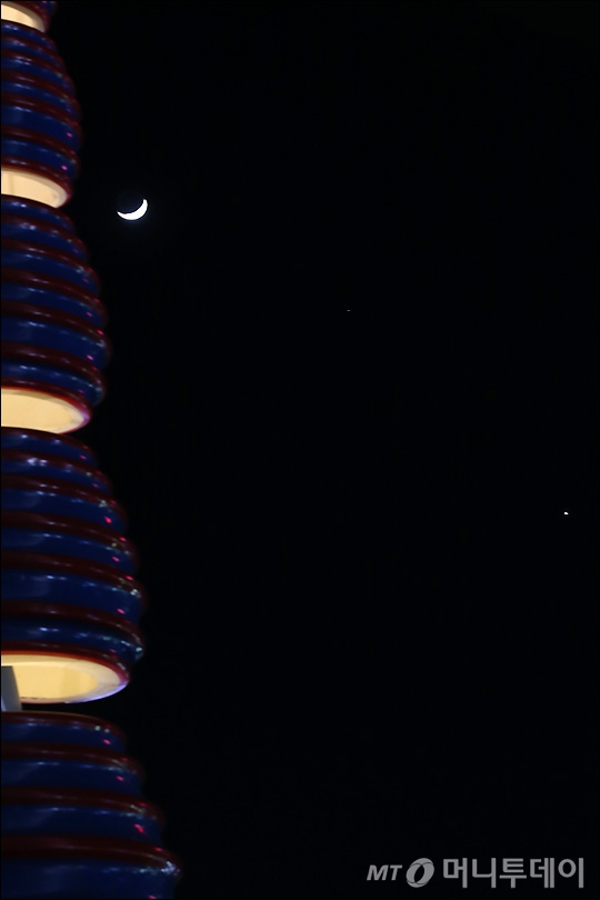 [사진]서울 하늘에서 관측된 쌍성반월